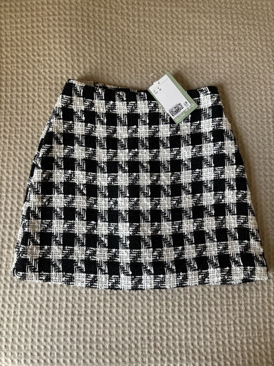 H&M Dresses & Skirts - H&M Black & White Houndstooth Tweed Mini Skirt
